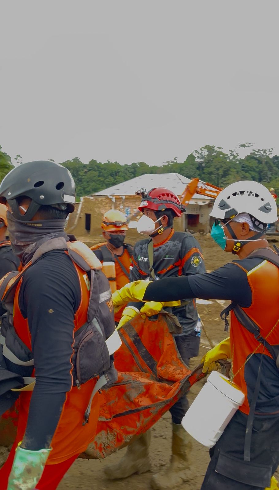 Mengevakuasi Jenazah yang ditemukan dibawah reruntuhan dan tertimbun lumpur, Elga Eka Eklian, (tengah) dari Emergency Response Team PT BBE & KMIA 