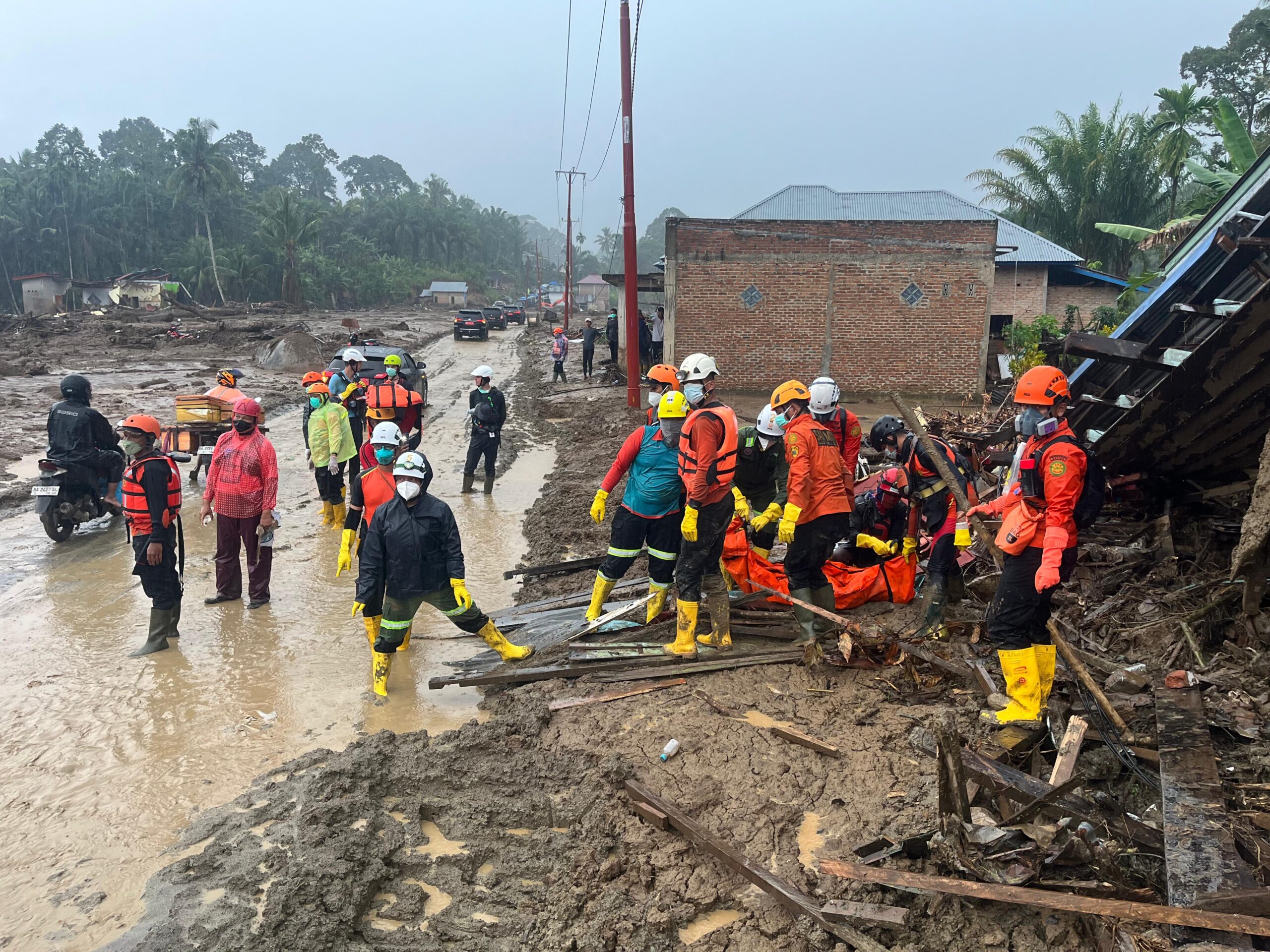 tim Bravo SAR gabungan berhasil menemukan lima korban di runtuhan bangunan dan tertimbun tanah di satu lokasi yang sama, yakni di Jalan Padang Koto Gadang