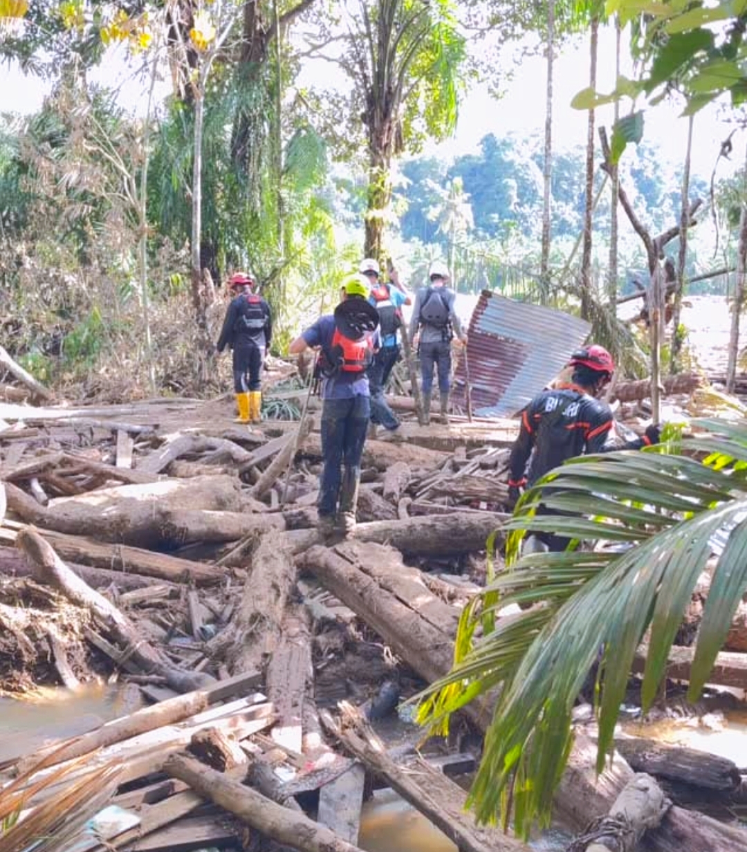 Tumpukan kayu dan material terseret menghancurkan bangunan dan menimbun semua yang dilaluinya akibat banjir bandang 